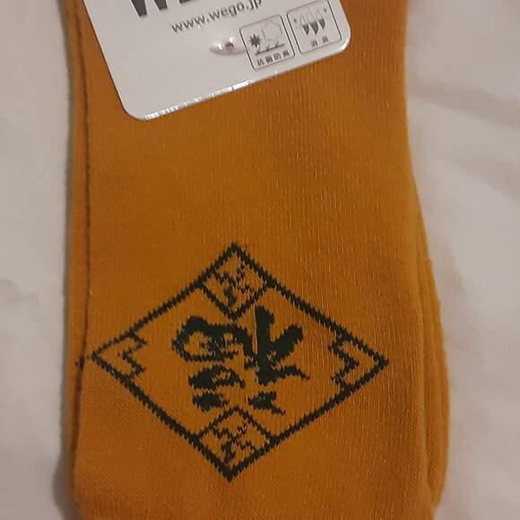 NWT Wego Super Soft Lux Crew Socks Mustard with Black Printed Design Size 8 - Picture 1 of 2